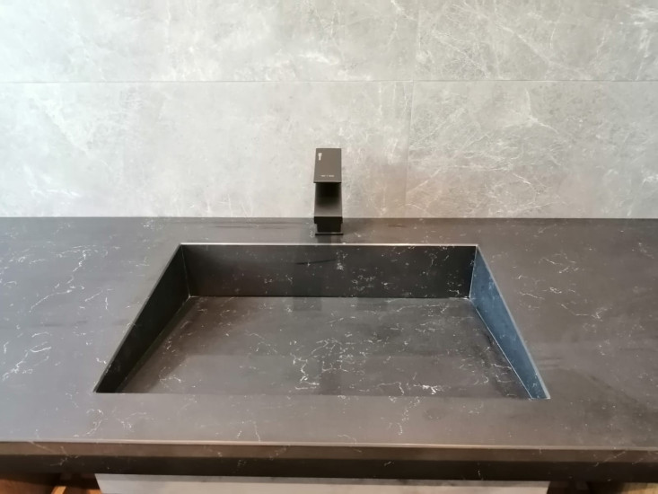 Фото 2. Столешница с щелевой раковиной из кварцевого агломерата AVA РУС R510 Черное Море от производителя «KARAT». Работаем с 2005 г. Своё оборудование. Бесплатный замер. Гарантия!