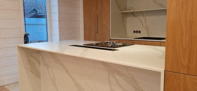 Фото 1. Столешница, стеновые панели, полка и остров из кварцевого агломерата SMARTQUARTZ CALACATTA SUN от производителя «KARAT». Работаем с 2005 г. Своё оборудование. Бесплатный замер. Гарантия!