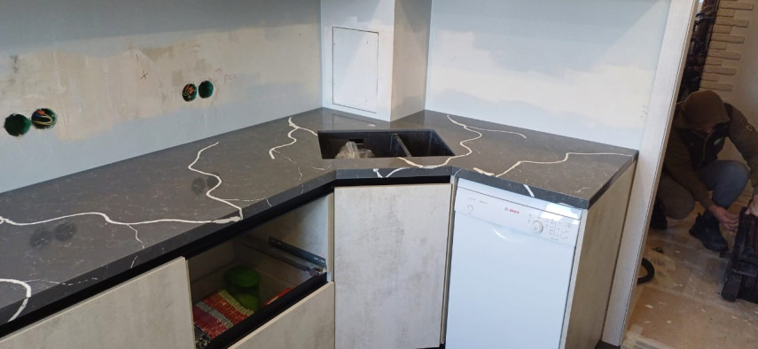 Фото 2. Столешница, переходящая в подоконник из акрилового камня Neomarm NM206 Calacatta Kassel от производителя «KARAT». Работаем с 2005 г. Своё оборудование. Бесплатный замер. Гарантия!