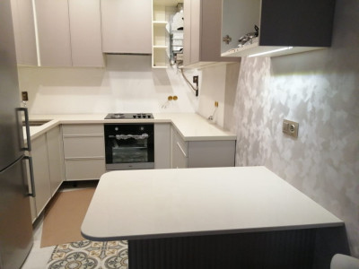 Фото 1. П-образная столешница с островом из кварцевого агломерата от производителя «KARAT». Работаем с 2005 г. Своё оборудование. Бесплатный замер. Гарантия!