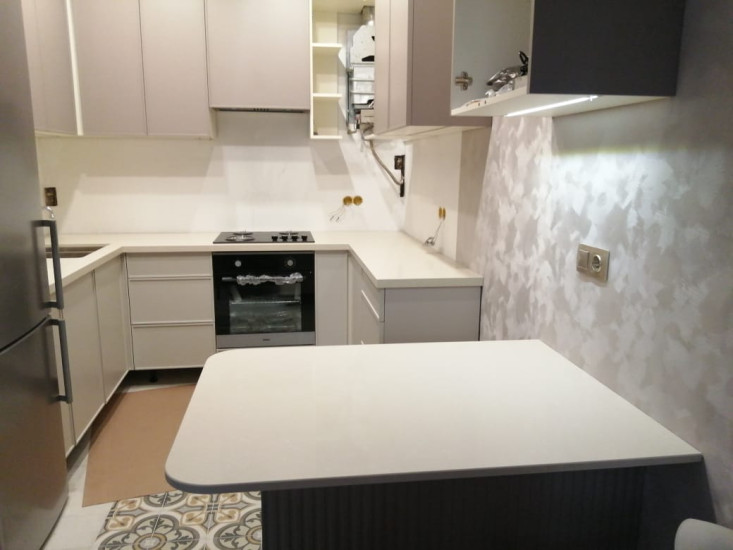 Фото 1. П-образная столешница с островом из кварцевого агломерата от производителя «KARAT». Работаем с 2005 г. Своё оборудование. Бесплатный замер. Гарантия!