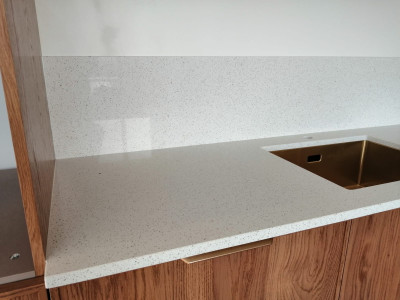 Фото 4. Столешница и стеновая панель из кварцевого агломерата AVAРУС R-122 Алмазы Якутии от производителя «KARAT». Работаем с 2005 г. Своё оборудование. Бесплатный замер. Гарантия!