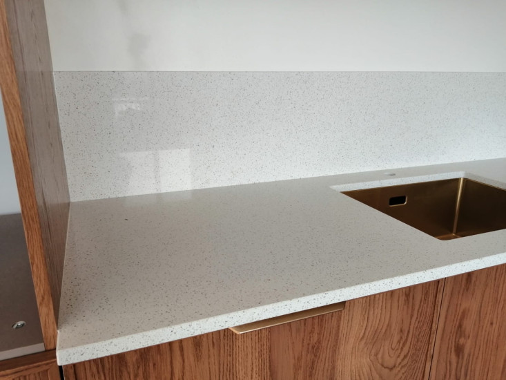 Фото 4. Столешница и стеновая панель из кварцевого агломерата AVAРУС R-122 Алмазы Якутии от производителя «KARAT». Работаем с 2005 г. Своё оборудование. Бесплатный замер. Гарантия!