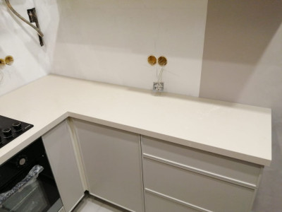 Фото 4. П-образная столешница с островом из кварцевого агломерата от производителя «KARAT». Работаем с 2005 г. Своё оборудование. Бесплатный замер. Гарантия!