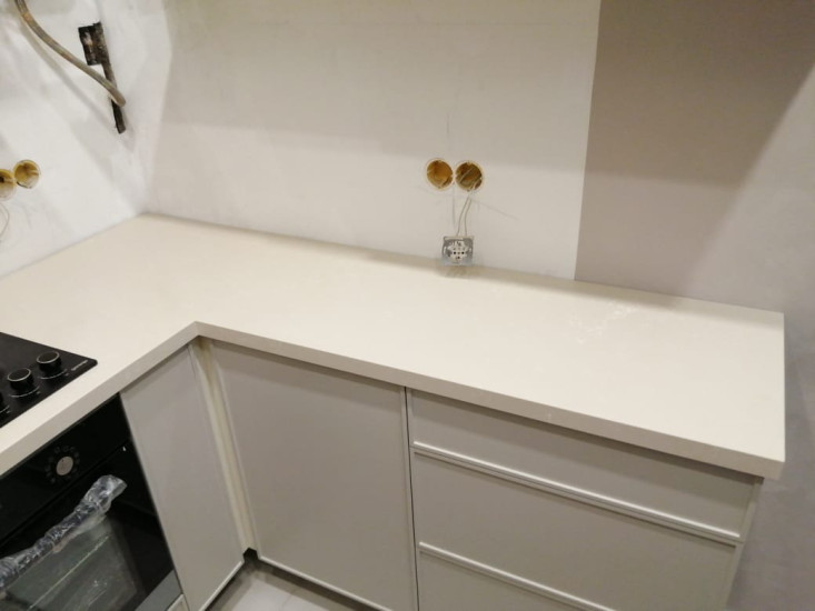 Фото 4. П-образная столешница с островом из кварцевого агломерата от производителя «KARAT». Работаем с 2005 г. Своё оборудование. Бесплатный замер. Гарантия!