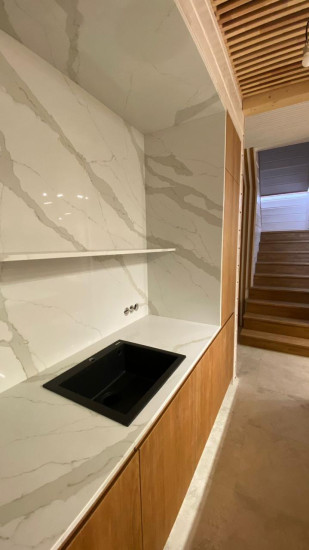 Фото 7. Столешница, стеновые панели, полка и остров из кварцевого агломерата SMARTQUARTZ CALACATTA SUN от производителя «KARAT». Работаем с 2005 г. Своё оборудование. Бесплатный замер. Гарантия!