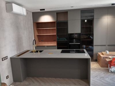 Фото 1. Остров из кварцевого агломерата Cona Quartz UC026 Valley Grey от производителя «KARAT». Работаем с 2005 г. Своё оборудование. Бесплатный замер. Гарантия!