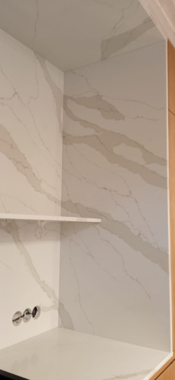 Фото 2. Столешница, стеновые панели, полка и остров из кварцевого агломерата SMARTQUARTZ CALACATTA SUN от производителя «KARAT». Работаем с 2005 г. Своё оборудование. Бесплатный замер. Гарантия!