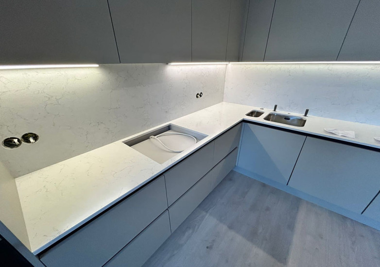 Фото 2. Столешница и стеновые панели из кварцевого агломерата от производителя «KARAT». Работаем с 2005 г. Своё оборудование. Бесплатный замер. Гарантия!