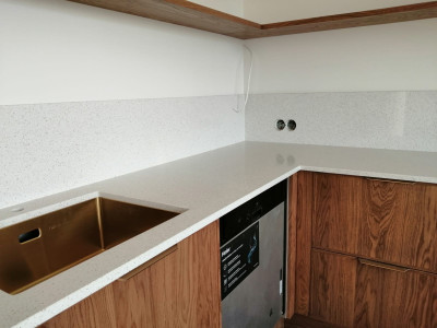 Фото 3. Столешница и стеновая панель из кварцевого агломерата AVAРУС R-122 Алмазы Якутии от производителя «KARAT». Работаем с 2005 г. Своё оборудование. Бесплатный замер. Гарантия!