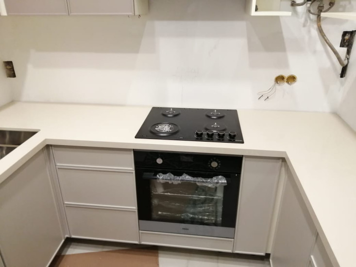 Фото 3. П-образная столешница с островом из кварцевого агломерата от производителя «KARAT». Работаем с 2005 г. Своё оборудование. Бесплатный замер. Гарантия!