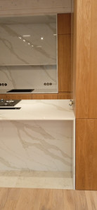 Фото 6. Столешница, стеновые панели, полка и остров из кварцевого агломерата SMARTQUARTZ CALACATTA SUN от производителя «KARAT». Работаем с 2005 г. Своё оборудование. Бесплатный замер. Гарантия!