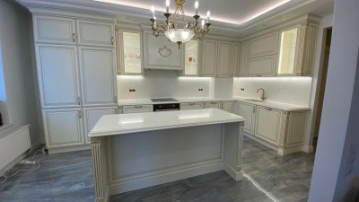 Фото 1. Столешница, стеновая панель и остров из кварцевого агломерата Vicostone BQ8820 Misterio Gold от производителя «KARAT». Работаем с 2005 г. Своё оборудование. Бесплатный замер. Гарантия!