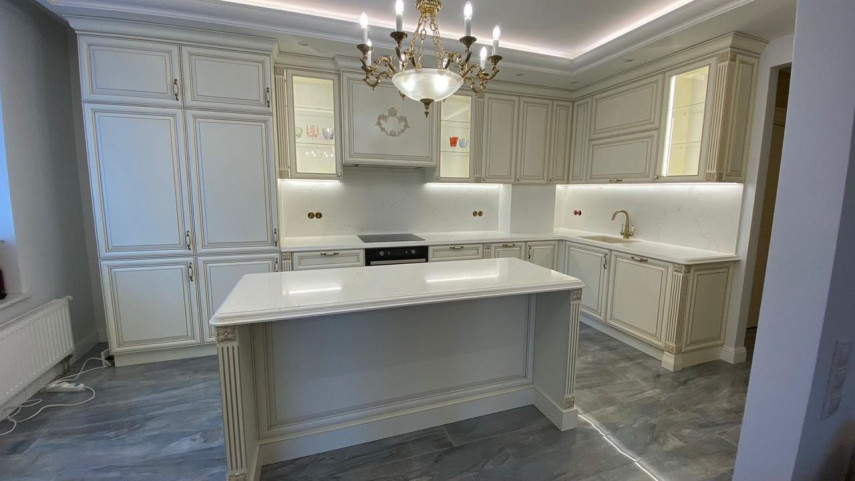 Фото 1. Столешница, стеновая панель и остров из кварцевого агломерата Vicostone BQ8820 Misterio Gold от производителя «KARAT». Работаем с 2005 г. Своё оборудование. Бесплатный замер. Гарантия!