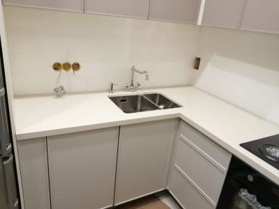 Фото 2. П-образная столешница с островом из кварцевого агломерата от производителя «KARAT». Работаем с 2005 г. Своё оборудование. Бесплатный замер. Гарантия!