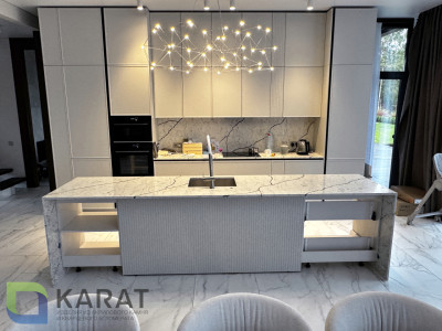 Фото 3. Кухонный остров с опорами — центр композиции от производителя «KARAT». Работаем с 2005 г. Своё оборудование. Бесплатный замер. Гарантия!