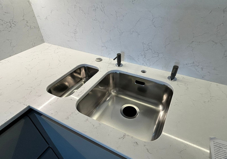 Фото 1. Столешница и стеновые панели из кварцевого агломерата от производителя «KARAT». Работаем с 2005 г. Своё оборудование. Бесплатный замер. Гарантия!