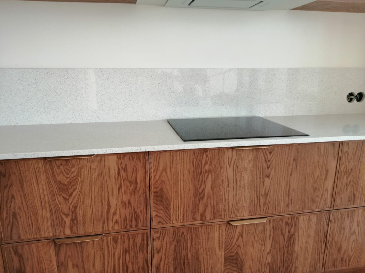 Фото 5. Столешница и стеновая панель из кварцевого агломерата AVAРУС R-122 Алмазы Якутии от производителя «KARAT». Работаем с 2005 г. Своё оборудование. Бесплатный замер. Гарантия!