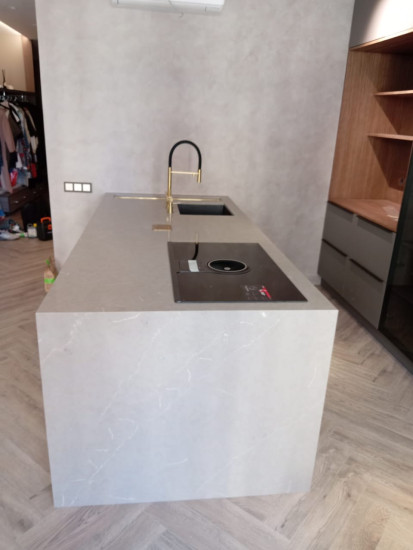 Фото 4. Остров из кварцевого агломерата Cona Quartz UC026 Valley Grey от производителя «KARAT». Работаем с 2005 г. Своё оборудование. Бесплатный замер. Гарантия!