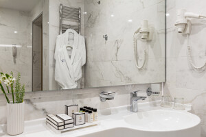 Фото 2. Изготовление гарнитура из акрилового камня KRION для ванных комнат отеля KOSTAS