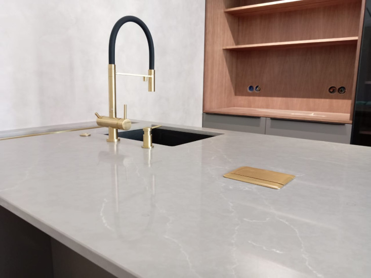 Фото 6. Остров из кварцевого агломерата Cona Quartz UC026 Valley Grey от производителя «KARAT». Работаем с 2005 г. Своё оборудование. Бесплатный замер. Гарантия!