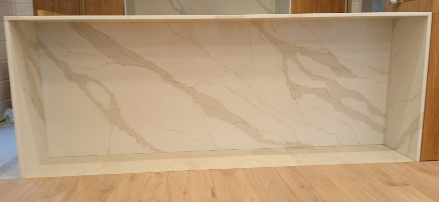 Фото 5. Столешница, стеновые панели, полка и остров из кварцевого агломерата SMARTQUARTZ CALACATTA SUN от производителя «KARAT». Работаем с 2005 г. Своё оборудование. Бесплатный замер. Гарантия!