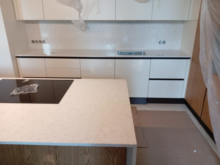 Фото 2. Столешница, стеновая панель и остров из кварцевого агломерата Technistone Noble Arco от производителя «KARAT». Работаем с 2005 г. Своё оборудование. Бесплатный замер. Гарантия!