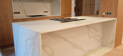 Фото 3. Столешница, стеновые панели, полка и остров из кварцевого агломерата SMARTQUARTZ CALACATTA SUN от производителя «KARAT». Работаем с 2005 г. Своё оборудование. Бесплатный замер. Гарантия!