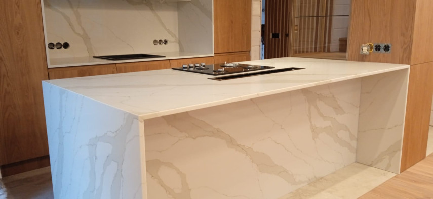 Фото 3. Столешница, стеновые панели, полка и остров из кварцевого агломерата SMARTQUARTZ CALACATTA SUN от производителя «KARAT». Работаем с 2005 г. Своё оборудование. Бесплатный замер. Гарантия!
