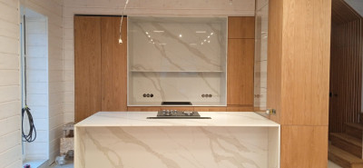 Фото 4. Столешница, стеновые панели, полка и остров из кварцевого агломерата SMARTQUARTZ CALACATTA SUN от производителя «KARAT». Работаем с 2005 г. Своё оборудование. Бесплатный замер. Гарантия!