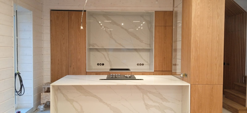 Фото 4. Столешница, стеновые панели, полка и остров из кварцевого агломерата SMARTQUARTZ CALACATTA SUN от производителя «KARAT». Работаем с 2005 г. Своё оборудование. Бесплатный замер. Гарантия!