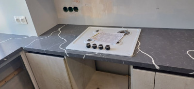 Фото 1. Столешница, переходящая в подоконник из акрилового камня Neomarm NM206 Calacatta Kassel от производителя «KARAT». Работаем с 2005 г. Своё оборудование. Бесплатный замер. Гарантия!