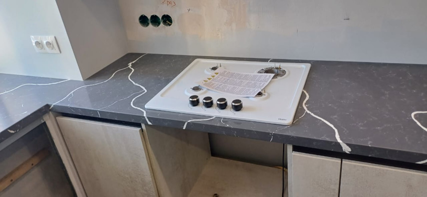 Фото 1. Столешница, переходящая в подоконник из акрилового камня Neomarm NM206 Calacatta Kassel от производителя «KARAT». Работаем с 2005 г. Своё оборудование. Бесплатный замер. Гарантия!