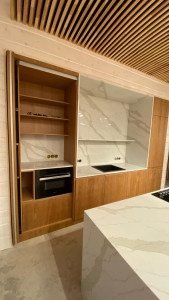 Фото 8. Столешница, стеновые панели, полка и остров из кварцевого агломерата SMARTQUARTZ CALACATTA SUN от производителя «KARAT». Работаем с 2005 г. Своё оборудование. Бесплатный замер. Гарантия!