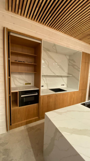 Фото 8. Столешница, стеновые панели, полка и остров из кварцевого агломерата SMARTQUARTZ CALACATTA SUN от производителя «KARAT». Работаем с 2005 г. Своё оборудование. Бесплатный замер. Гарантия!