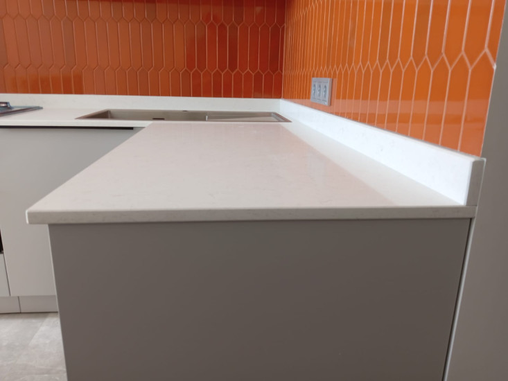 Фото 2. Столешница из кварцевого агломерата AVAРус Ава Рус R543 Пик Эльбруса от производителя «KARAT». Работаем с 2005 г. Своё оборудование. Бесплатный замер. Гарантия!