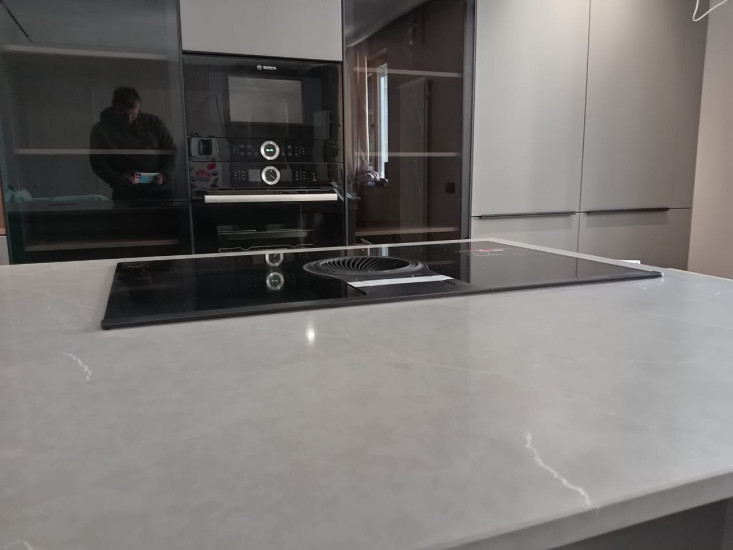 Фото 5. Остров из кварцевого агломерата Cona Quartz UC026 Valley Grey от производителя «KARAT». Работаем с 2005 г. Своё оборудование. Бесплатный замер. Гарантия!