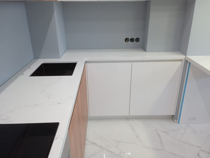 Фото 1. Столешница с вырезом на заказ из кварцевого агломерата BQ-8815 от производителя «KARAT». Работаем с 2005 г. Своё оборудование. Бесплатный замер. Гарантия!