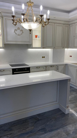 Фото 7. Столешница, стеновая панель и остров из кварцевого агломерата Vicostone BQ8820 Misterio Gold от производителя «KARAT». Работаем с 2005 г. Своё оборудование. Бесплатный замер. Гарантия!