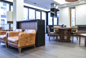 Фото 2. Столы из искусственного камня